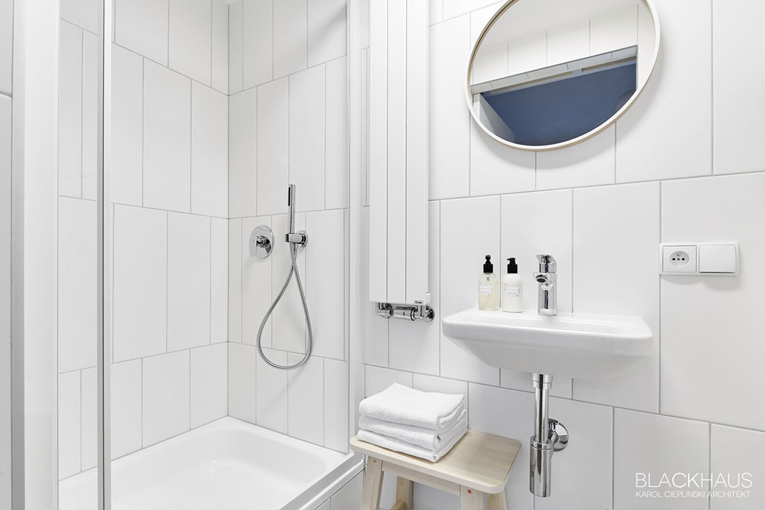 white-bathroom-with-vertical-tiles 