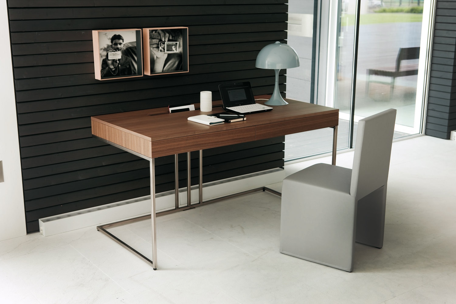 Simple work desk design 