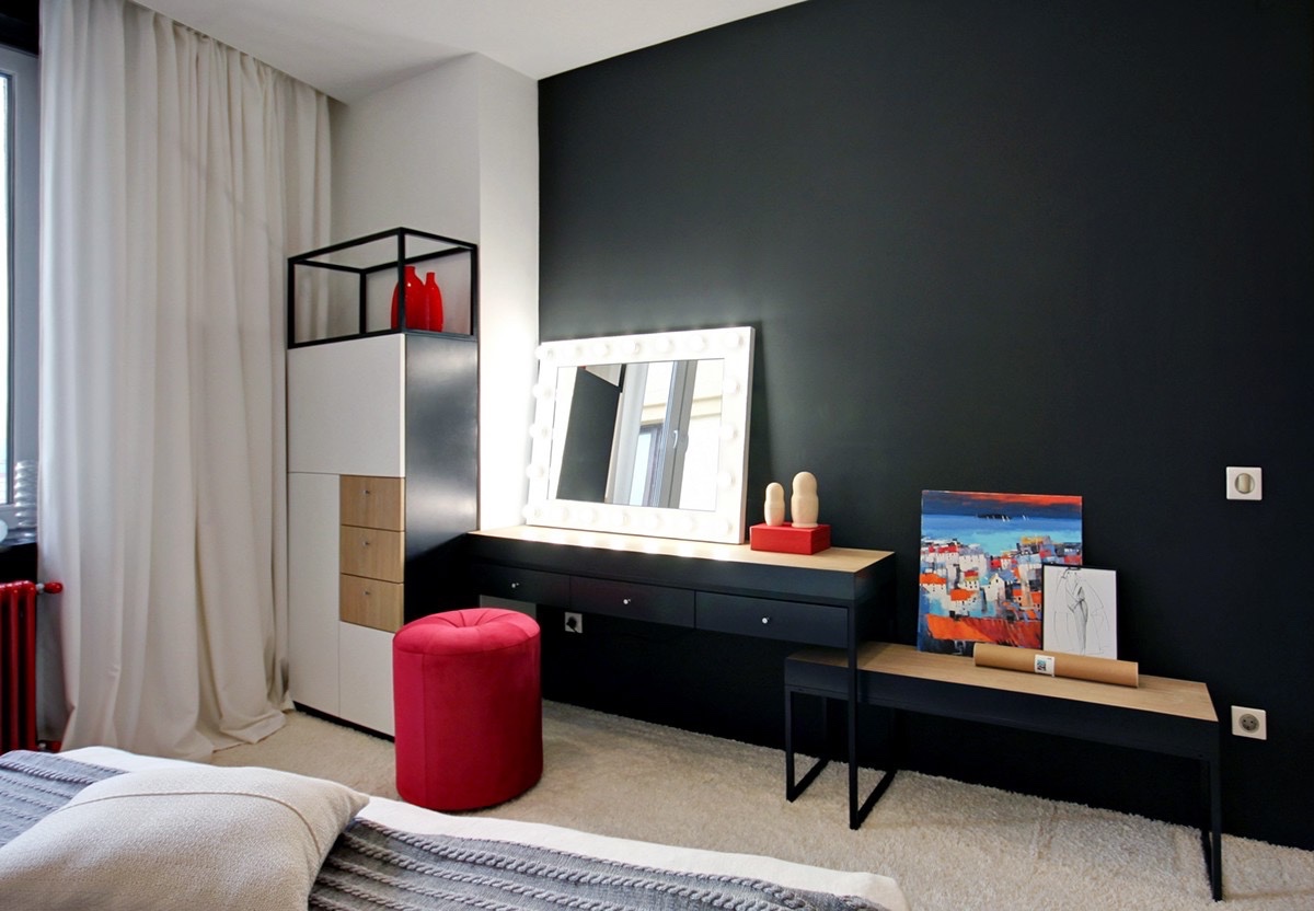 Red and black combination for stylish bedroom