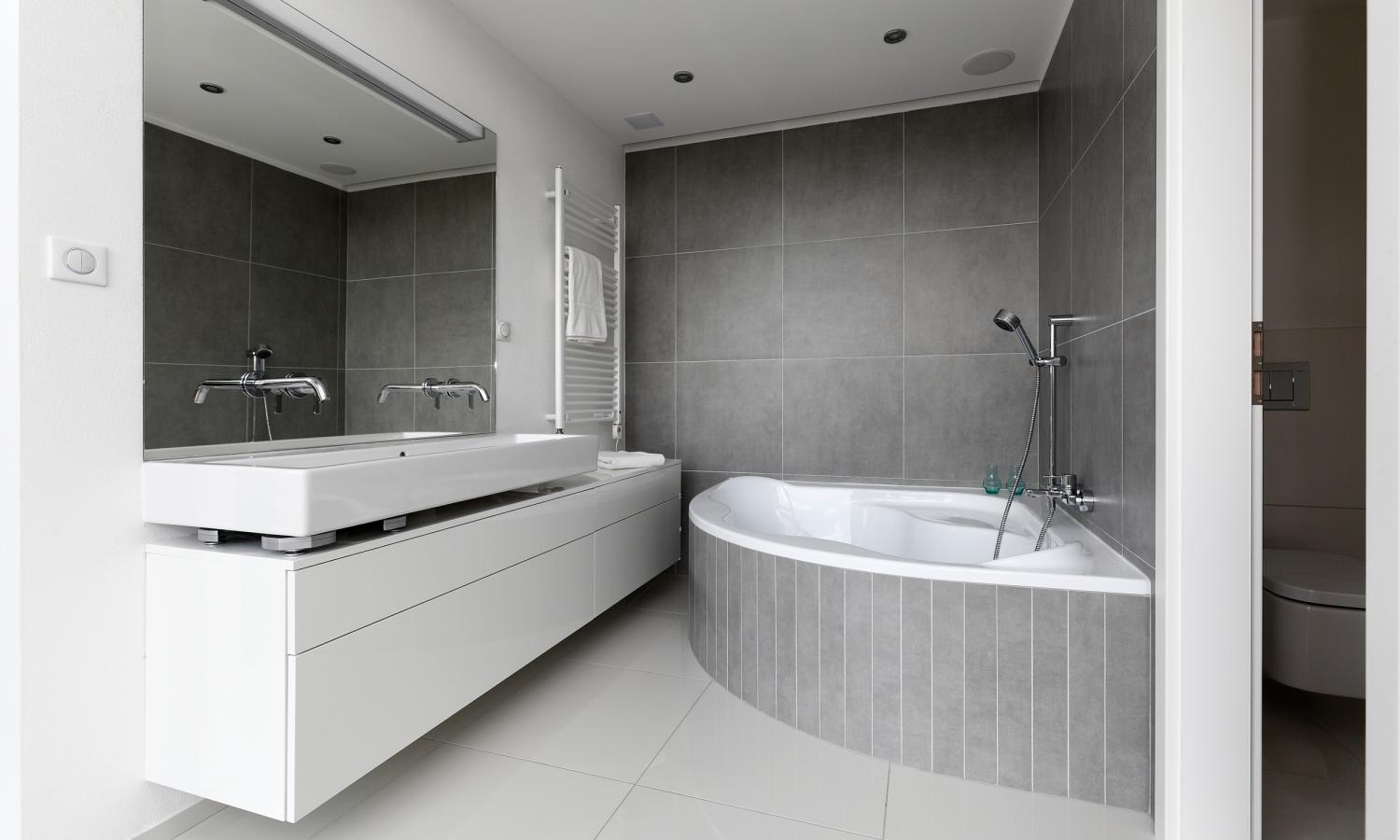 Gray bathroom design 