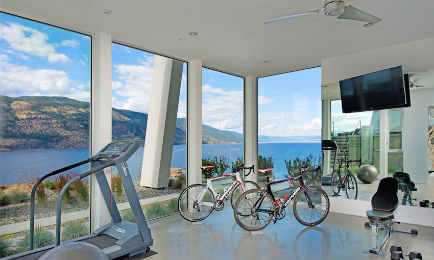 Luxurious and modern gym 