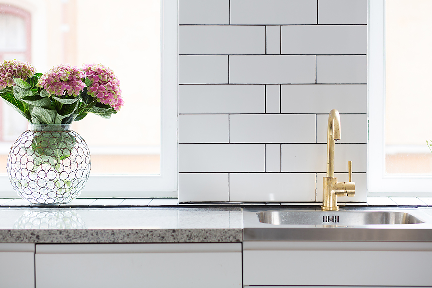 White kitchen backsplash