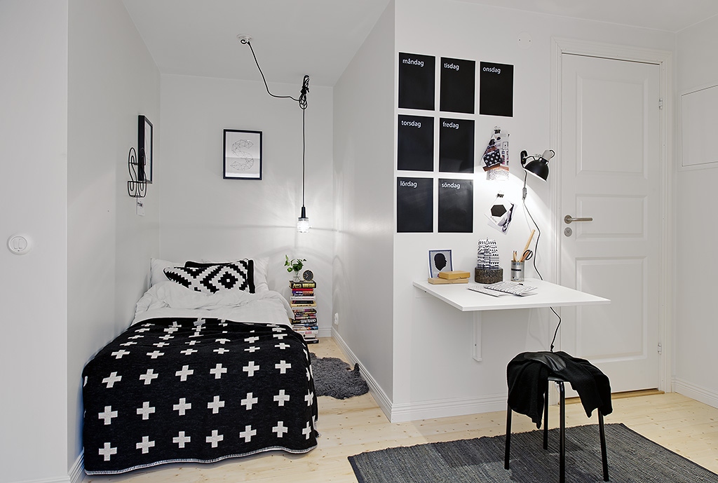 Black and white bedroom decor