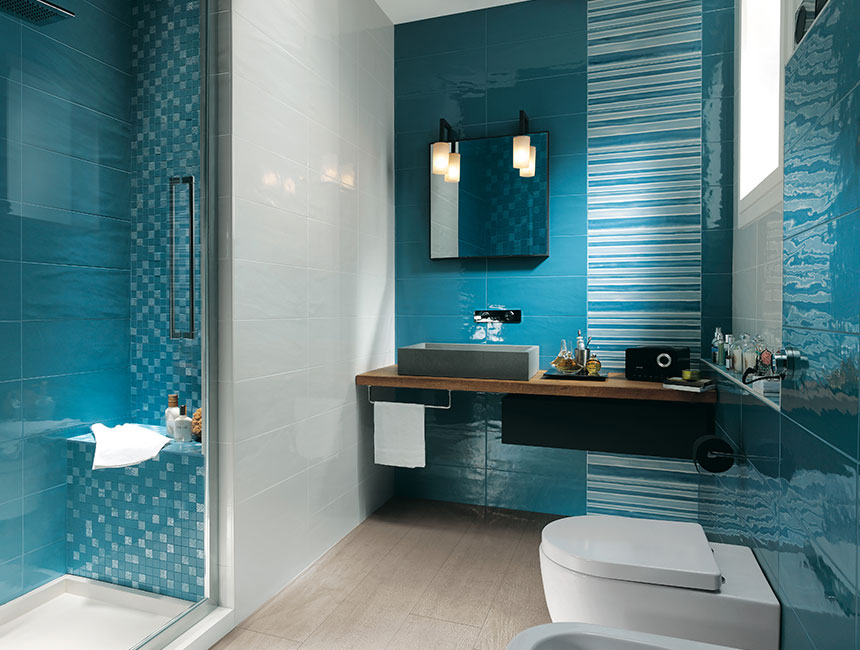 blue wall bathroom decoration