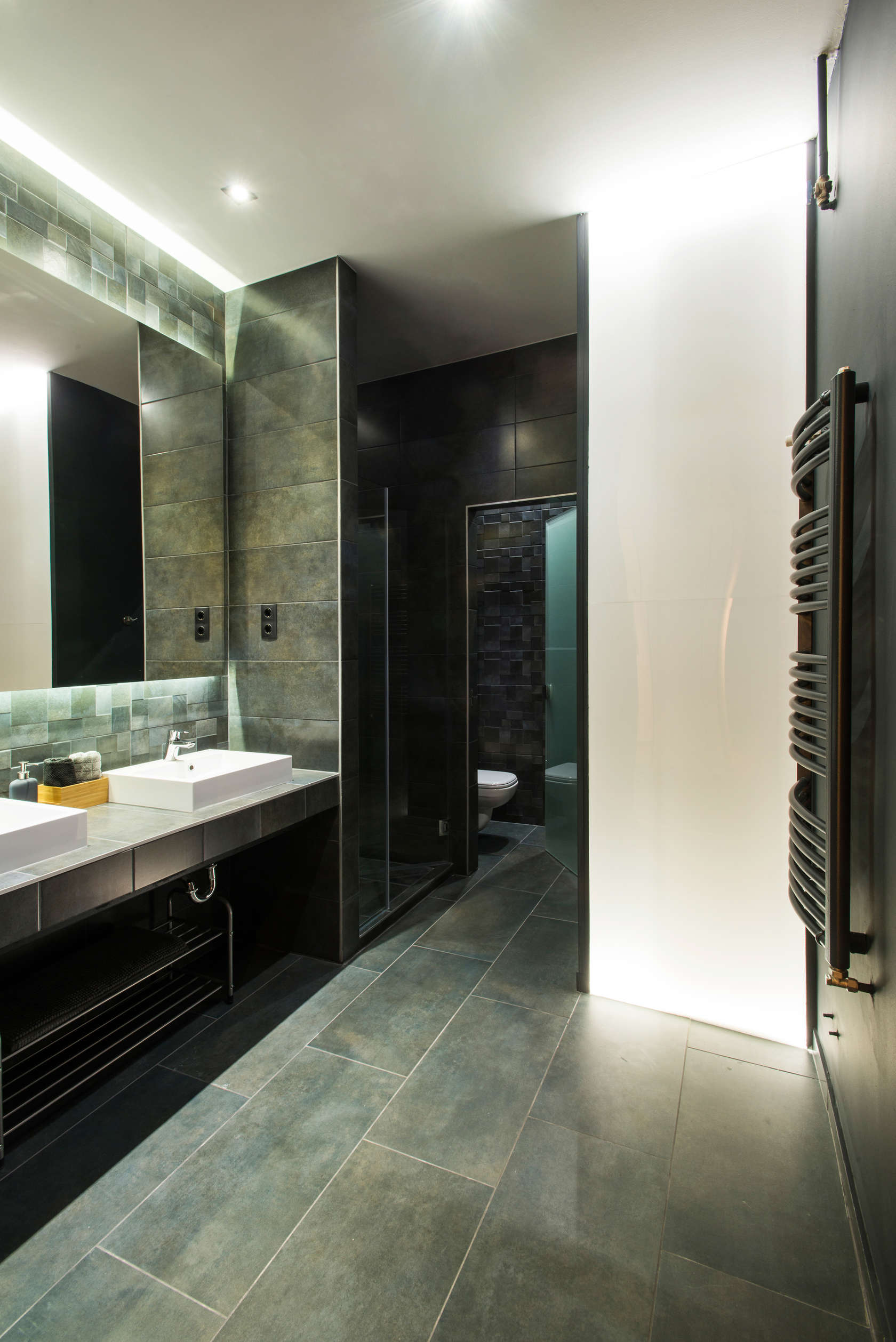 dark tiles bathroom design