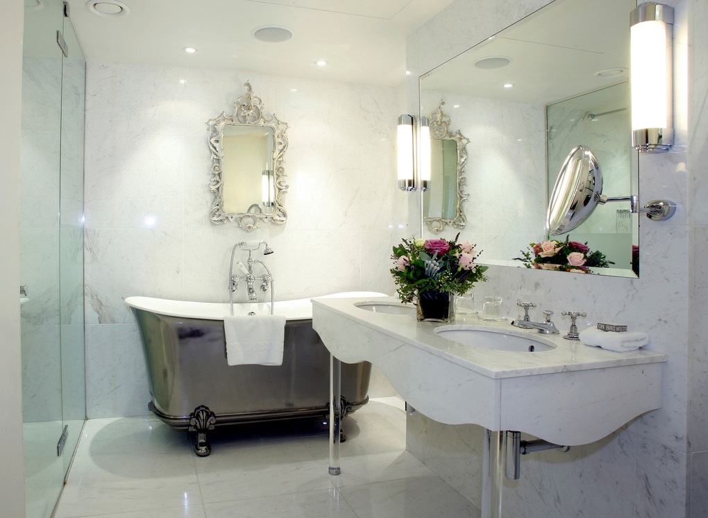 minimalist bathroom with silver bath