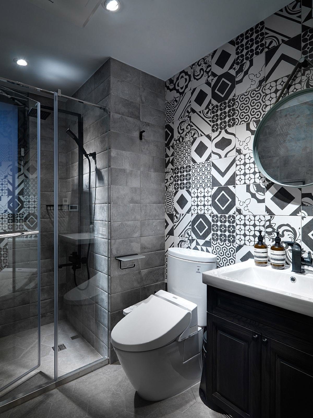 black-and-white-accent-wall-shower-toilet