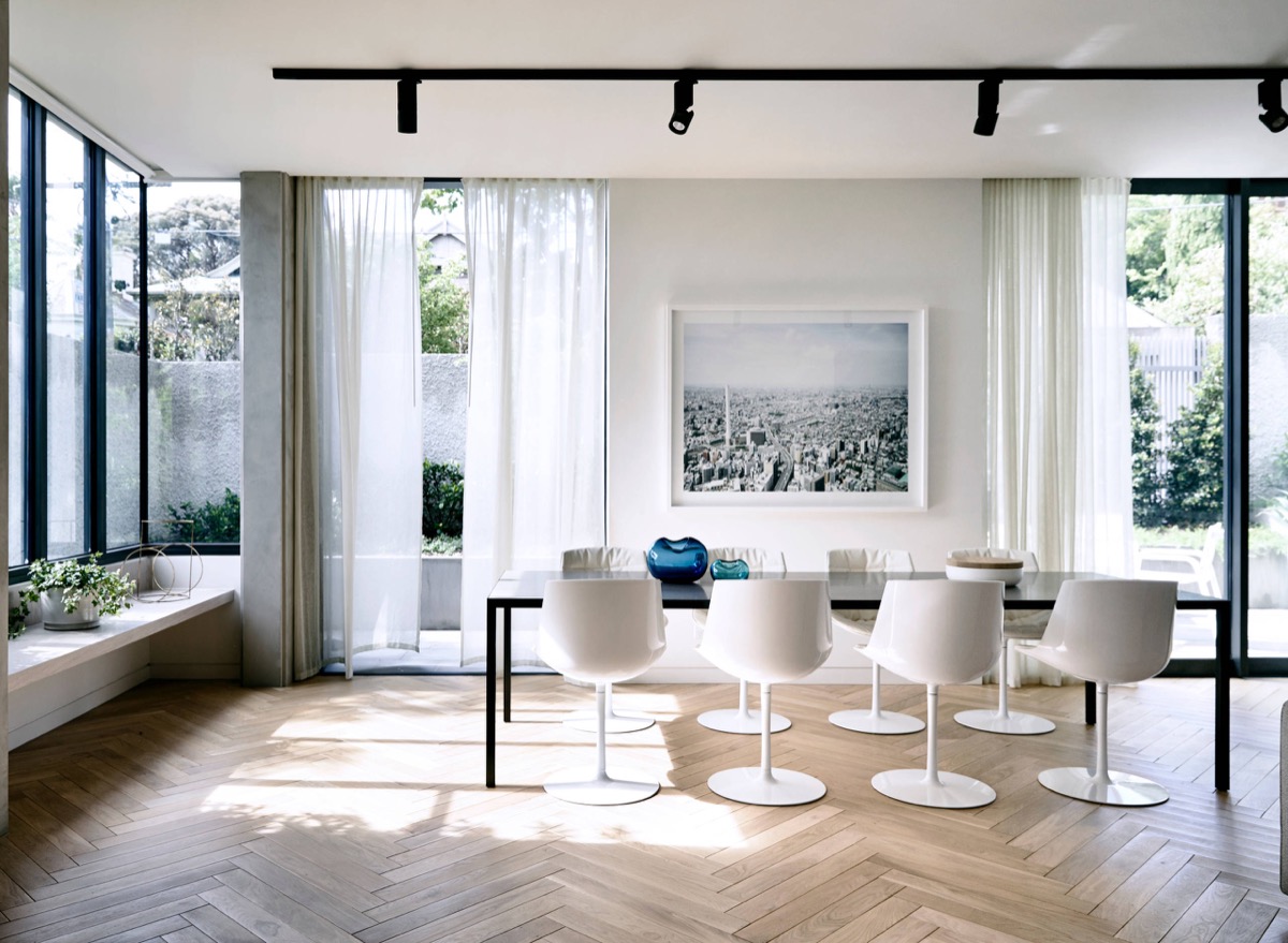 white-pod-chairs-framed-seascape-dining-room 