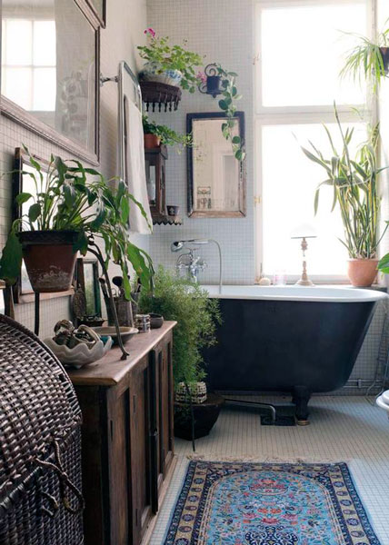 Small bathroom bohemian design 