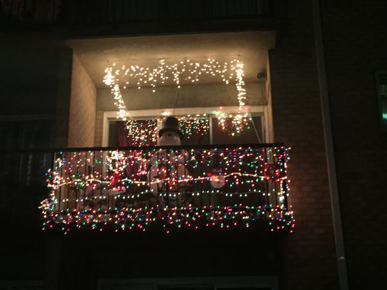 christmas apartment balcony decor 5