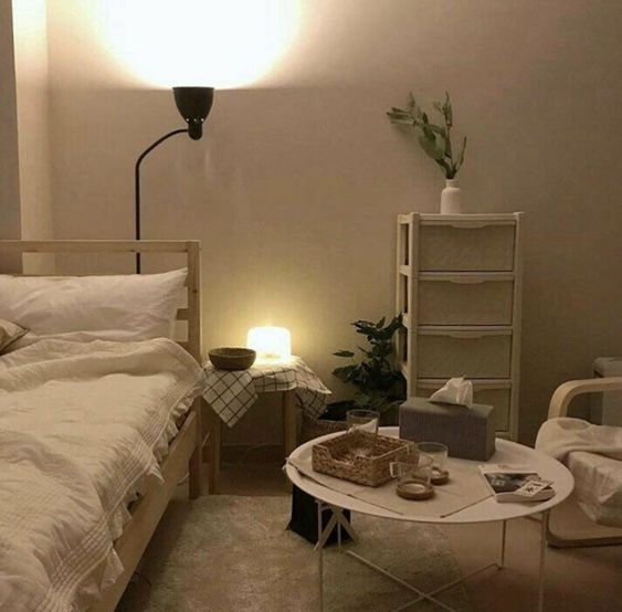 Kamar tidur gaya Korea dengan lampu dim atau redup