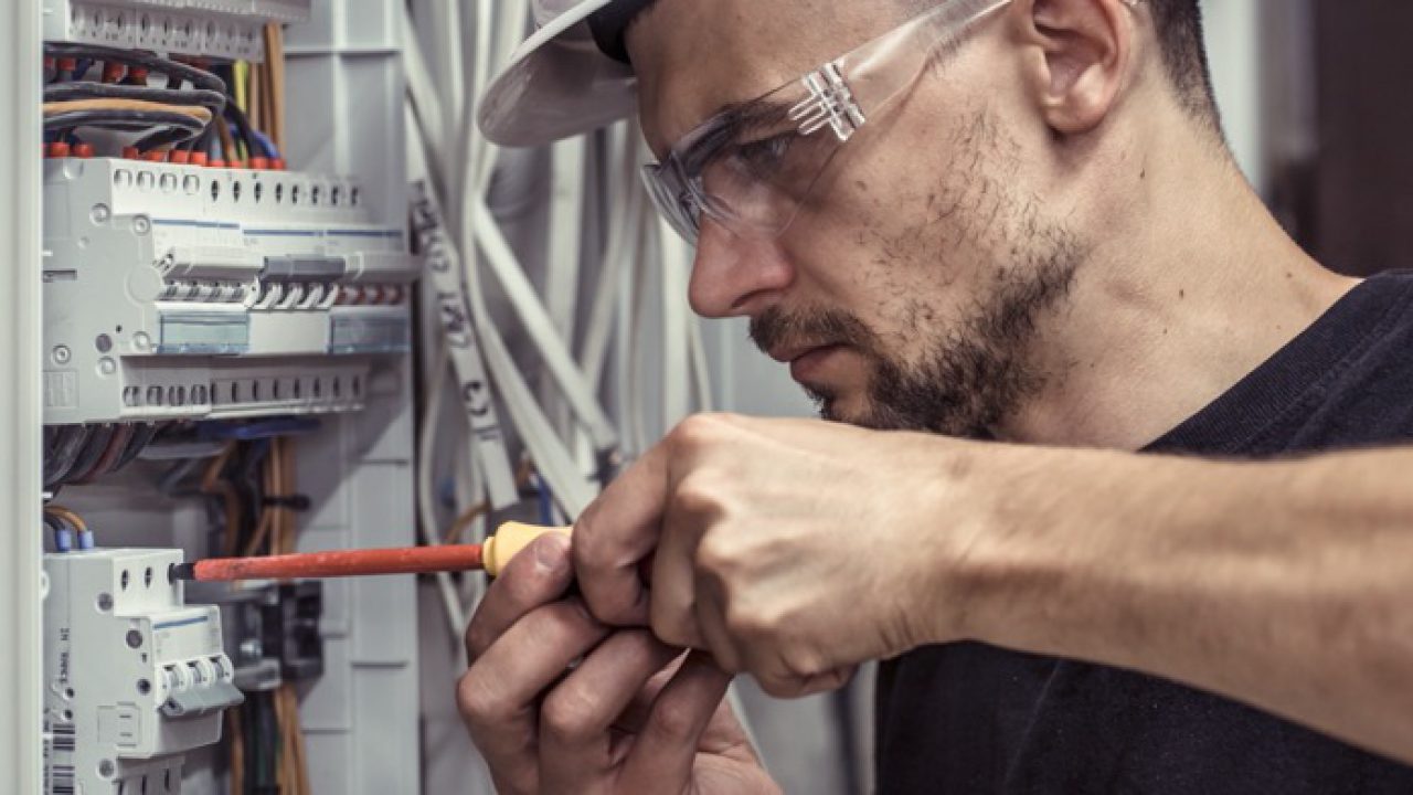 6 Reasons To Should Hire Professional Electrical Services - RooHome