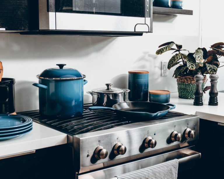 What Kind of Pots and Pans Are Best for Gas Stoves? RooHome